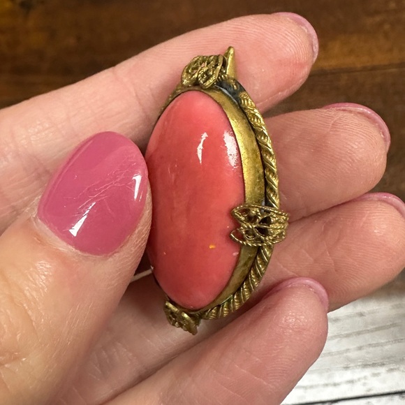 Vintage pink coral oval stone brooch set in gold tone hardware Czech - Picture 4 of 13